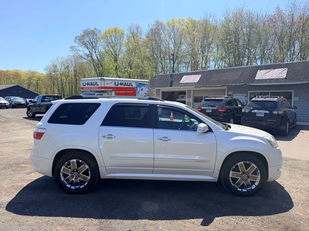 2011 GMC Acadia view 3