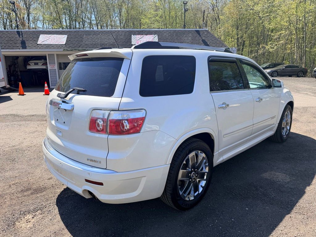 2011 GMC Acadia view 4