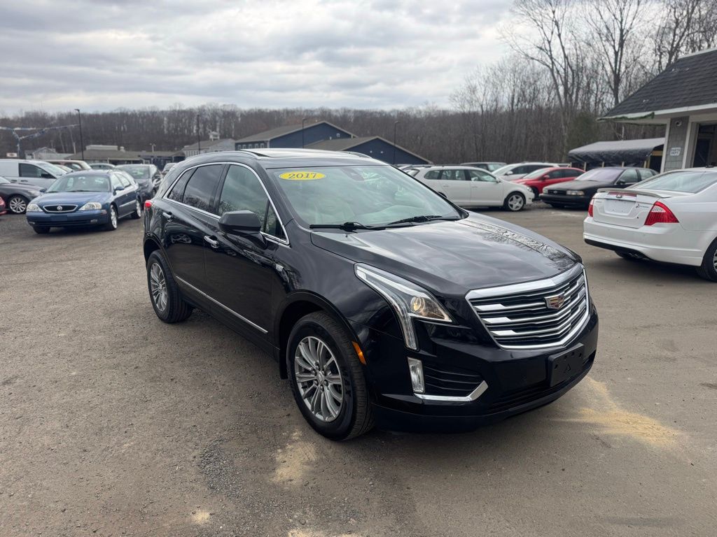 2017 Cadillac XT5 view 3