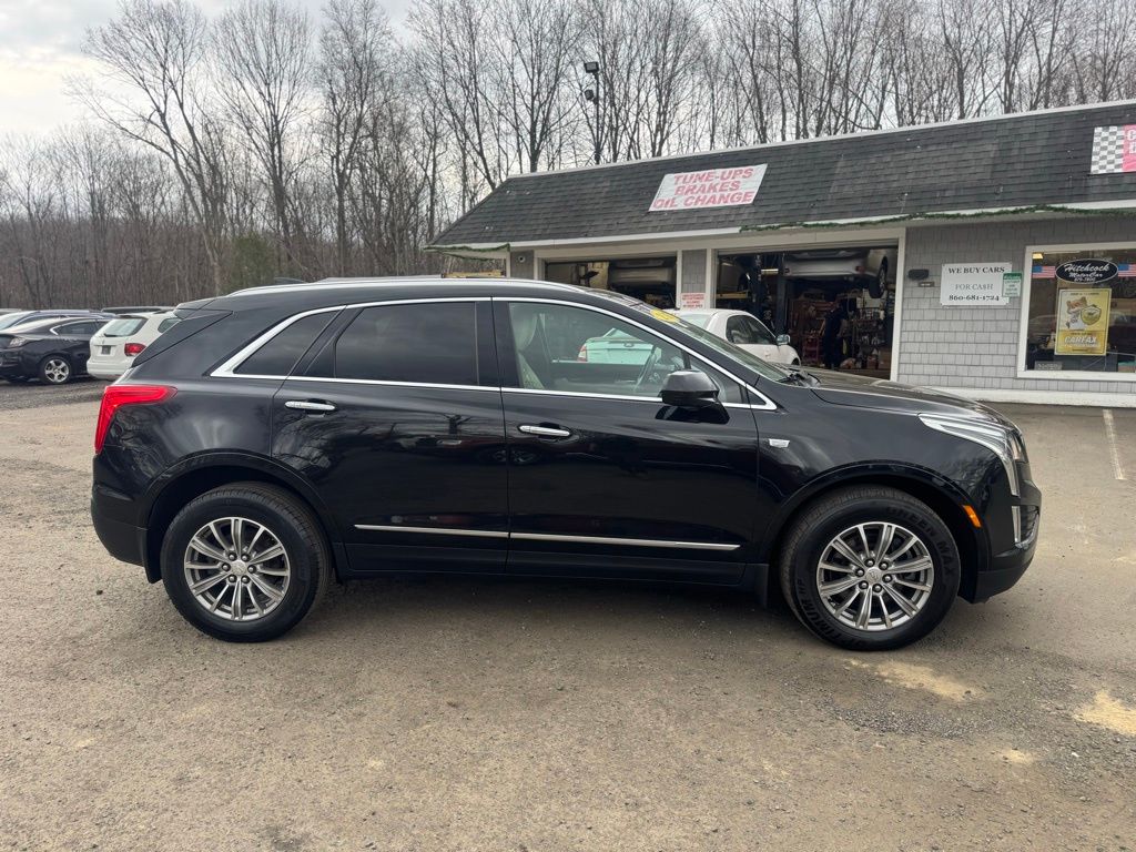 2017 Cadillac XT5 view 4