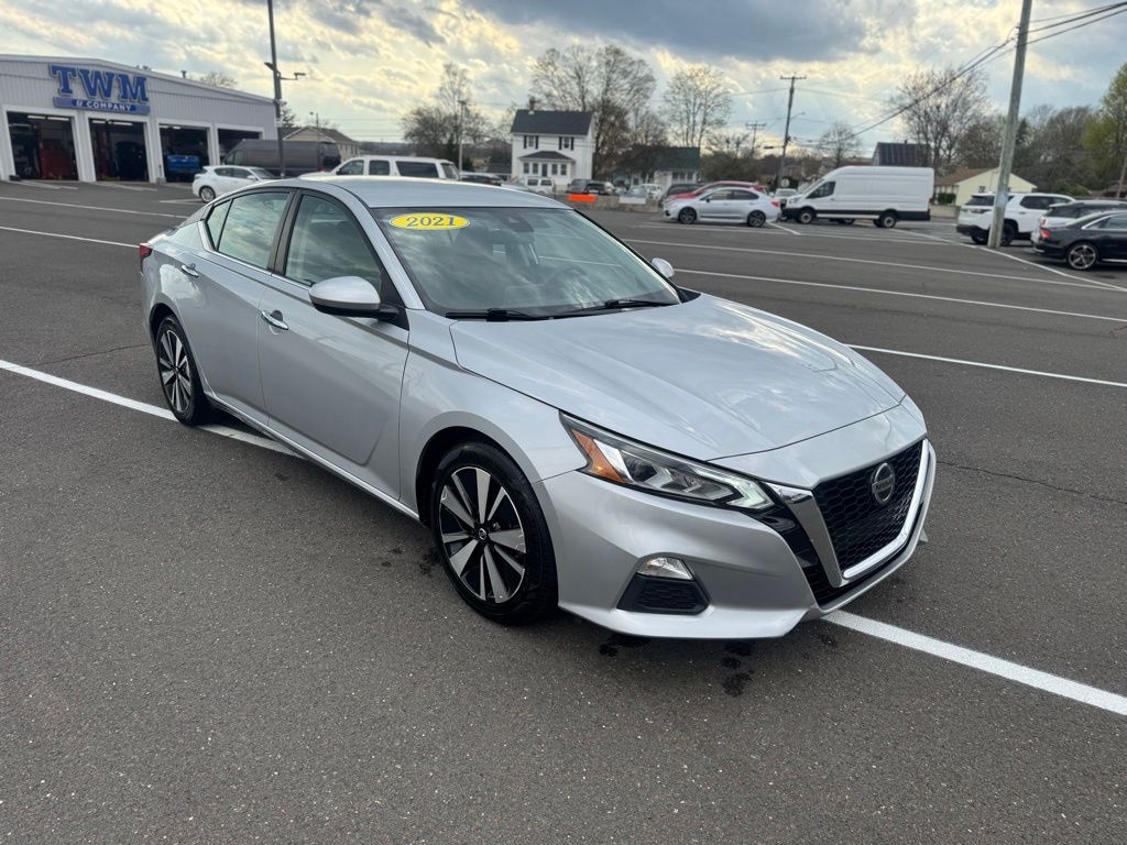 2021 Nissan Altima view 3