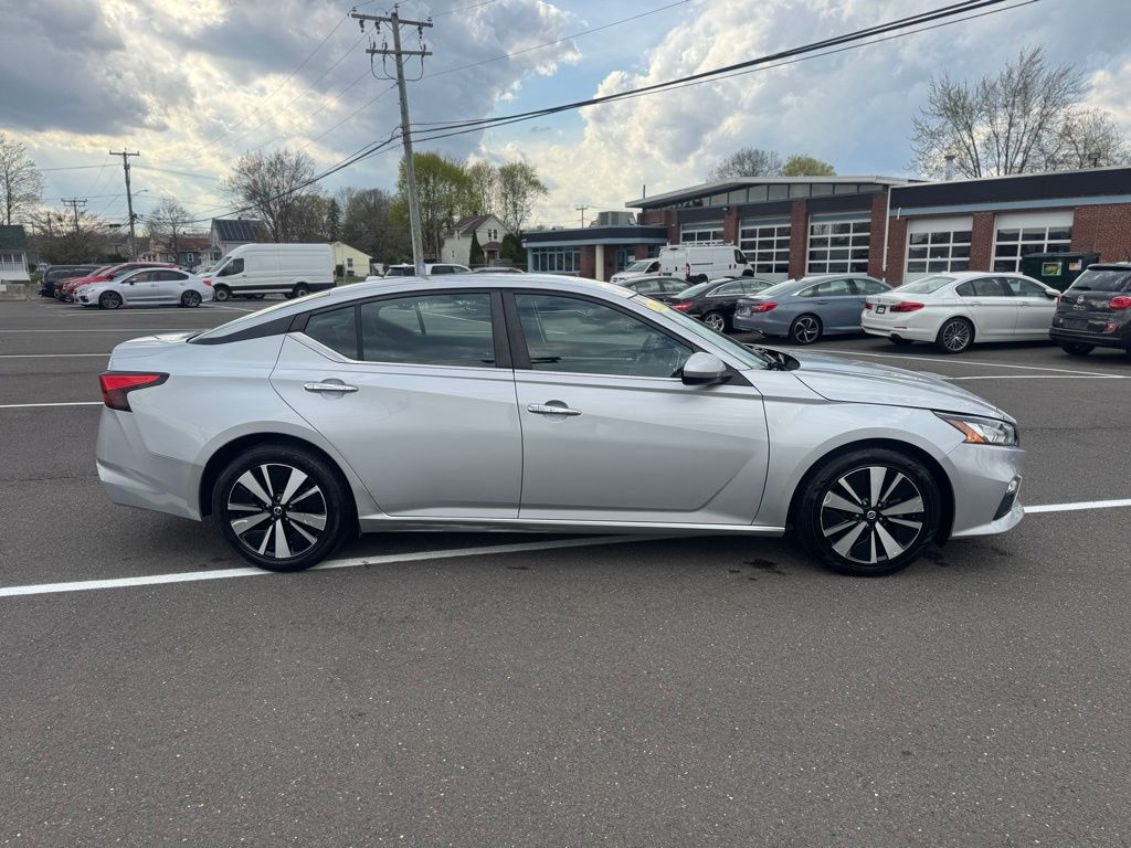 2021 Nissan Altima view 4