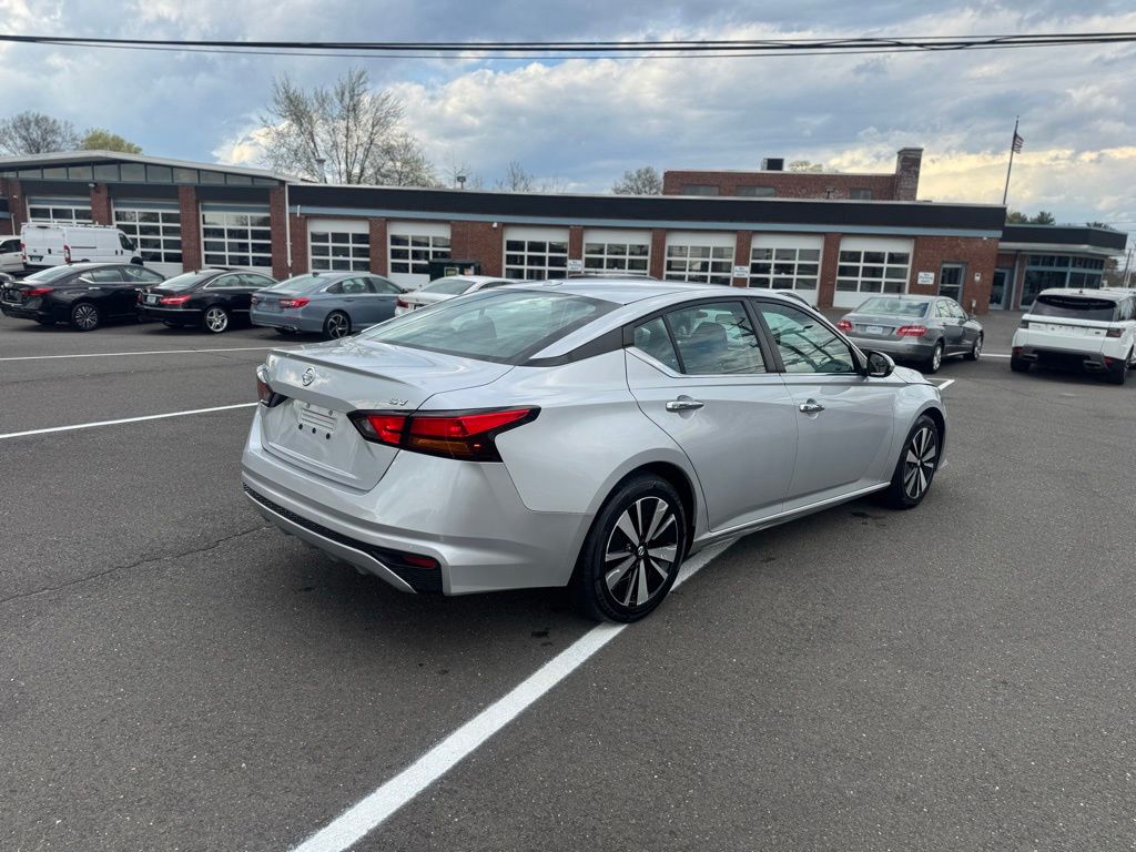 2021 Nissan Altima view 5