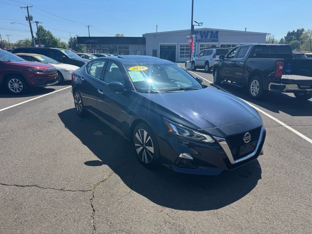 2020 Nissan Altima view 3