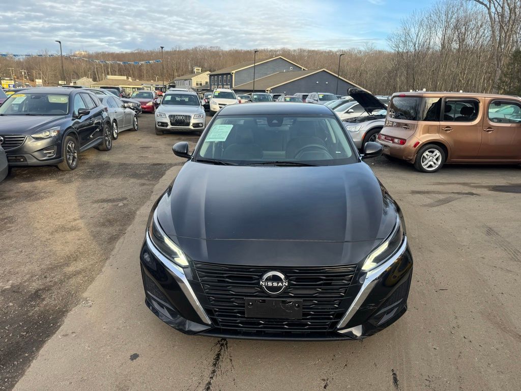 2023 Nissan Altima view 2