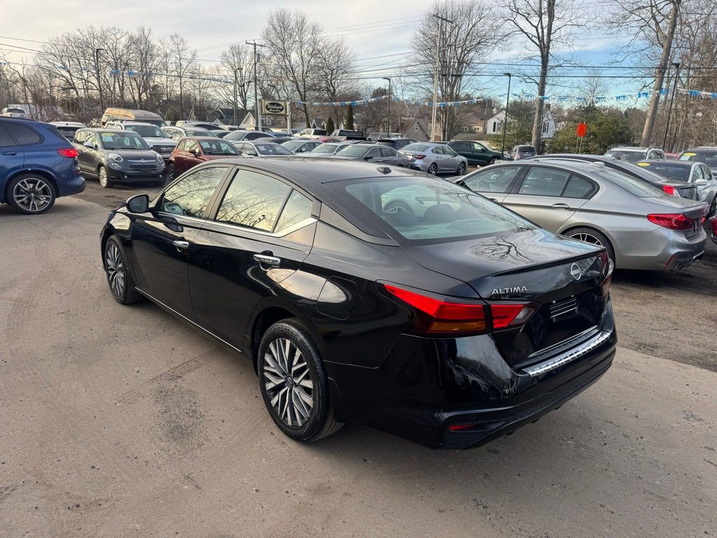 2023 Nissan Altima view 4