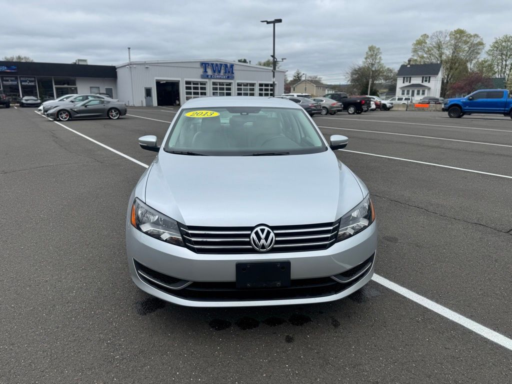 2013 Volkswagen Passat view 2