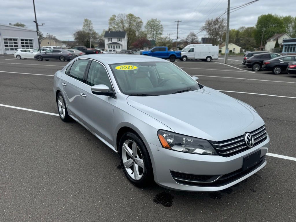 2013 Volkswagen Passat view 3