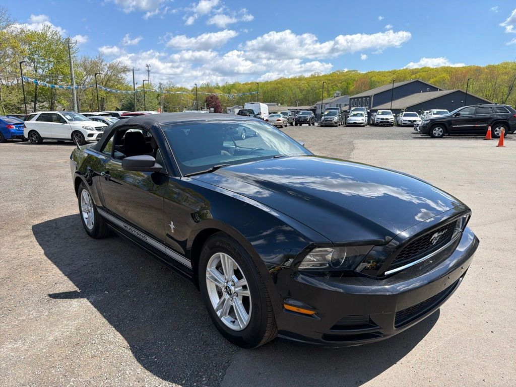 2014 Ford Mustang view 3