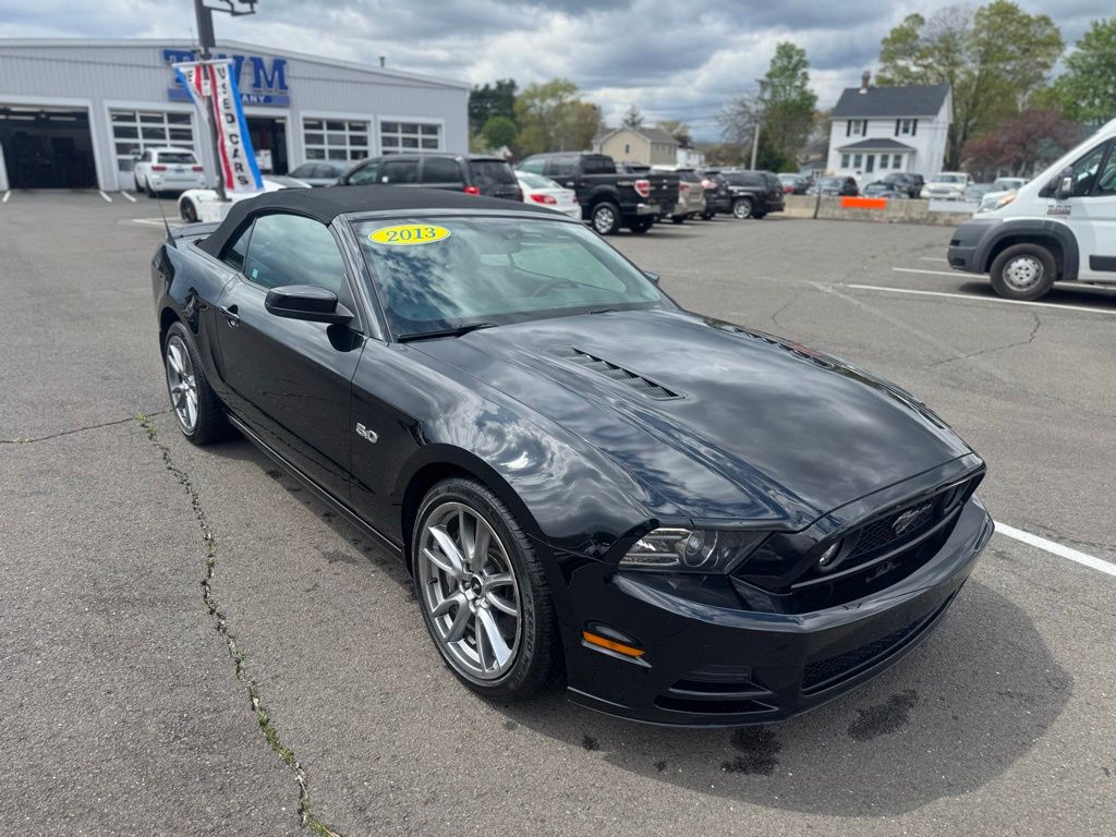 2013 Ford Mustang view 3