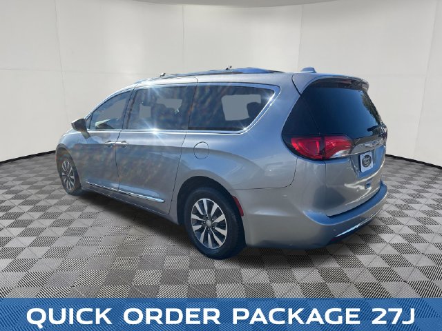 2020 Chrysler Pacifica view 3
