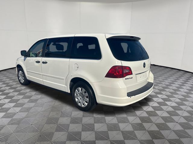 2009 Volkswagen Routan view 3