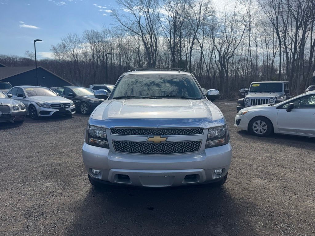 2013 Chevrolet Avalanche 1500 view 2