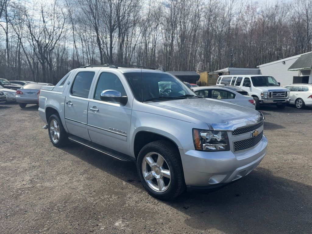 2013 Chevrolet Avalanche 1500 view 3