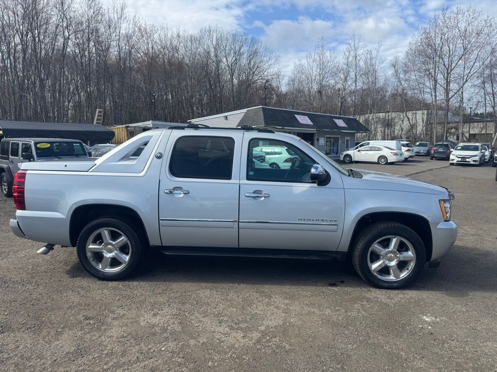 2013 Chevrolet Avalanche 1500 view 4