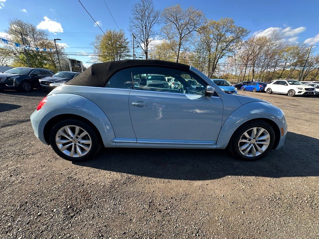 2013 Volkswagen Beetle view 4