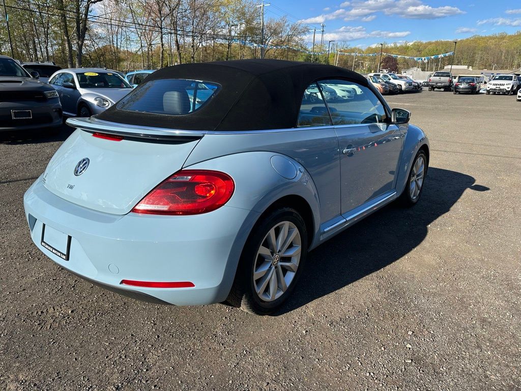 2013 Volkswagen Beetle view 5
