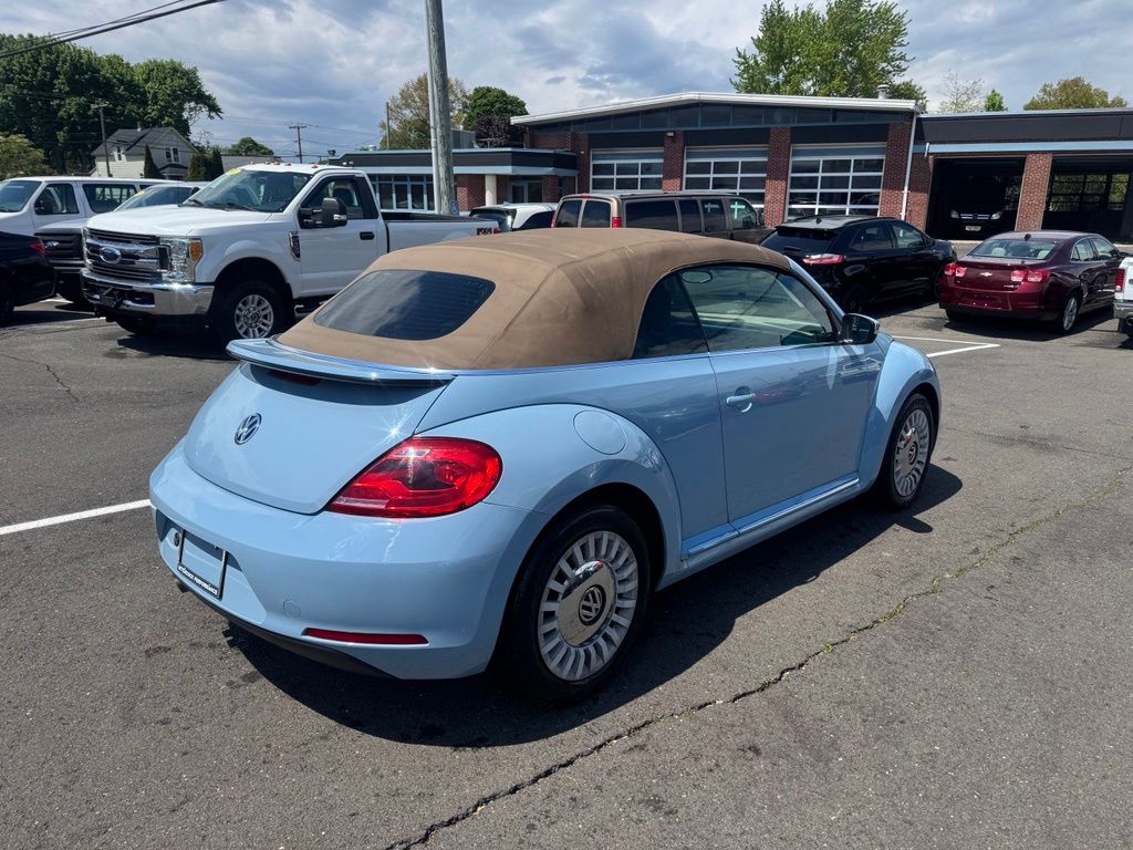 2014 Volkswagen Beetle view 5