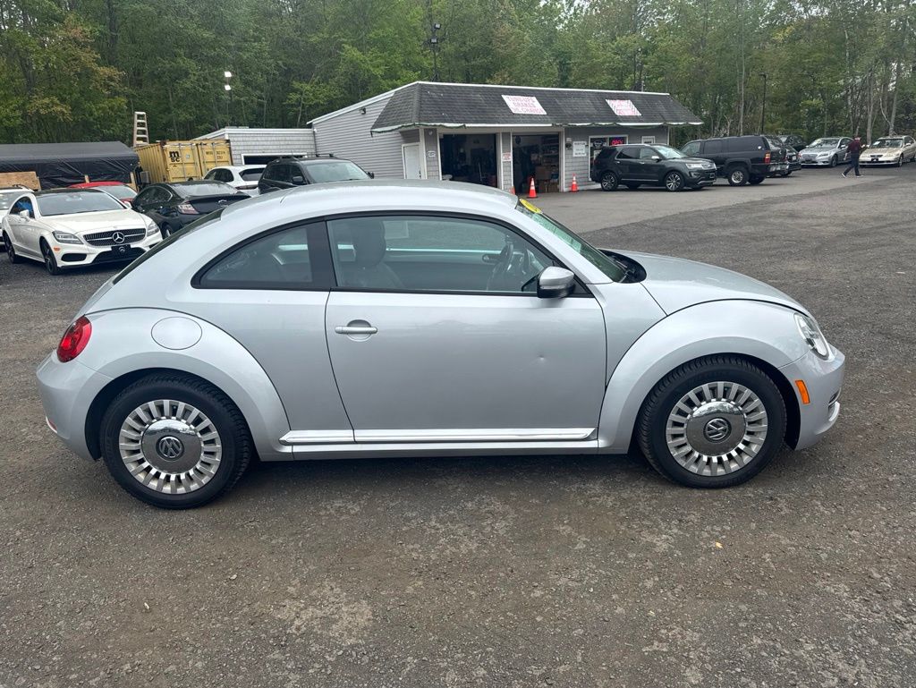 2014 Volkswagen Beetle view 3