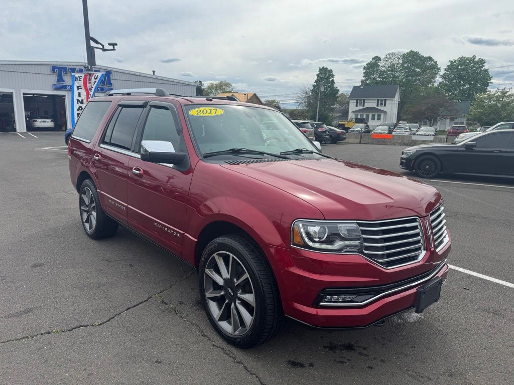 2017 Lincoln Navigator view 3