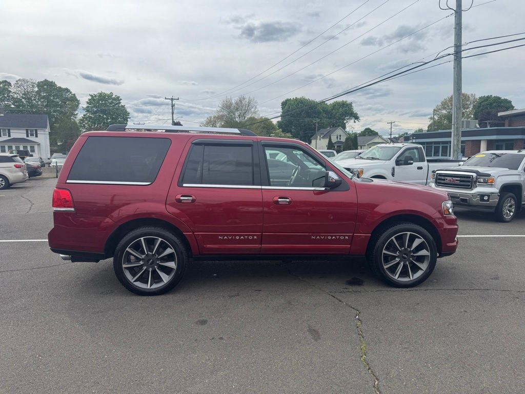 2017 Lincoln Navigator view 4