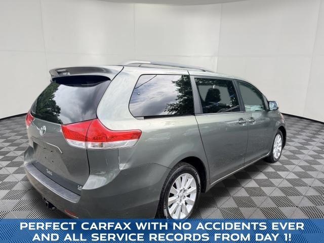 2014 Toyota Sienna view 3