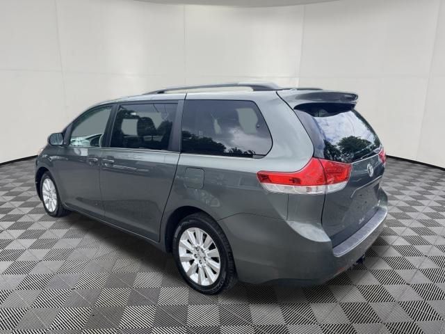 2014 Toyota Sienna view 5