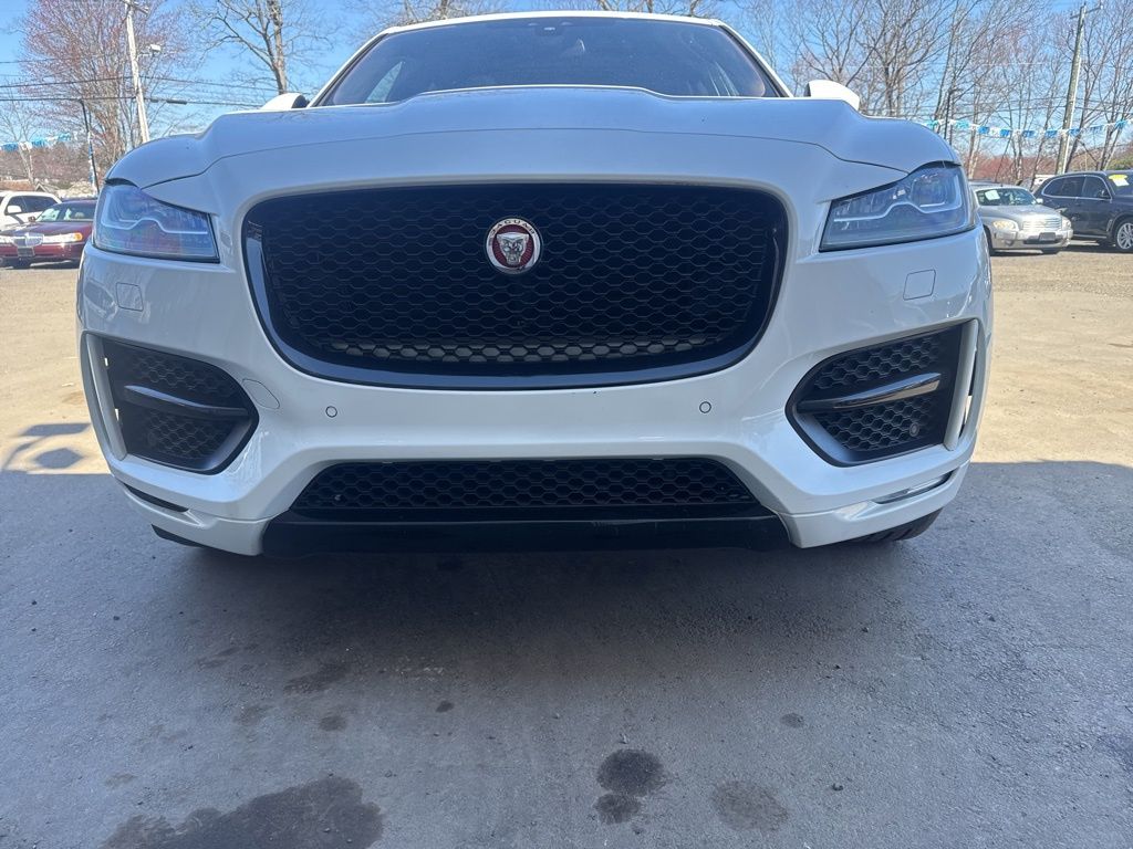 2017 Jaguar F-PACE view 4