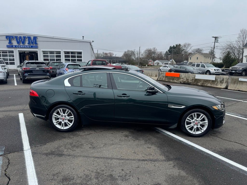 2017 Jaguar XE view 4