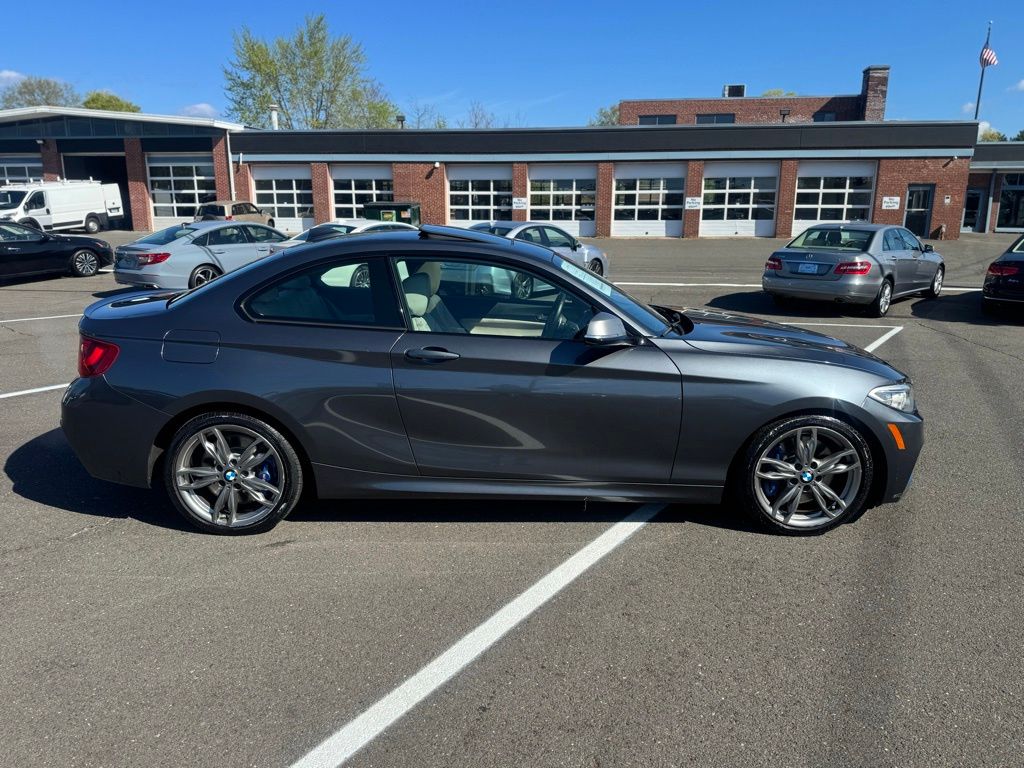 2015 BMW 2 Series view 4