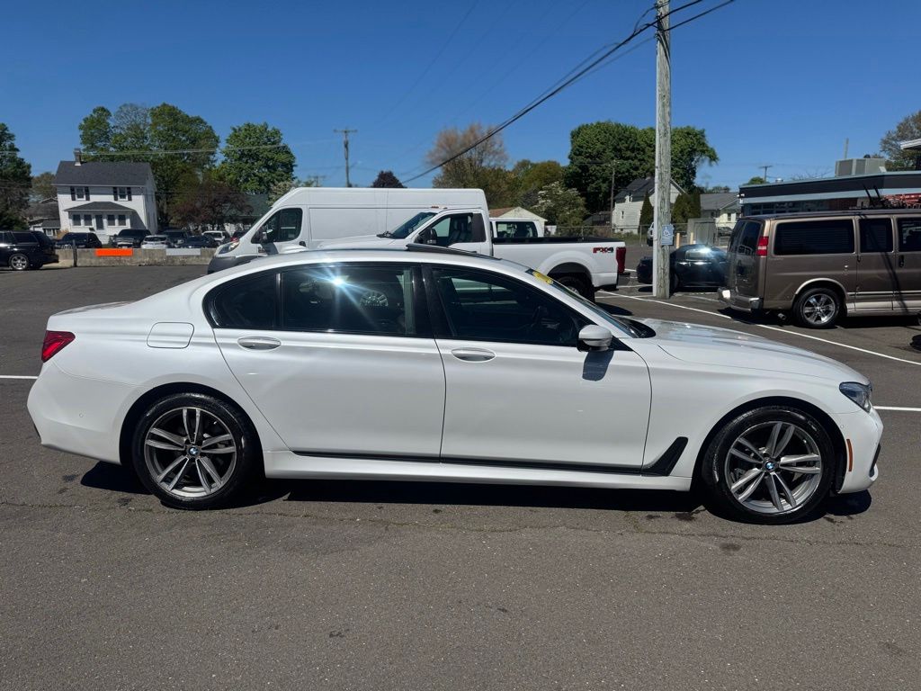 2016 BMW 7 Series view 4