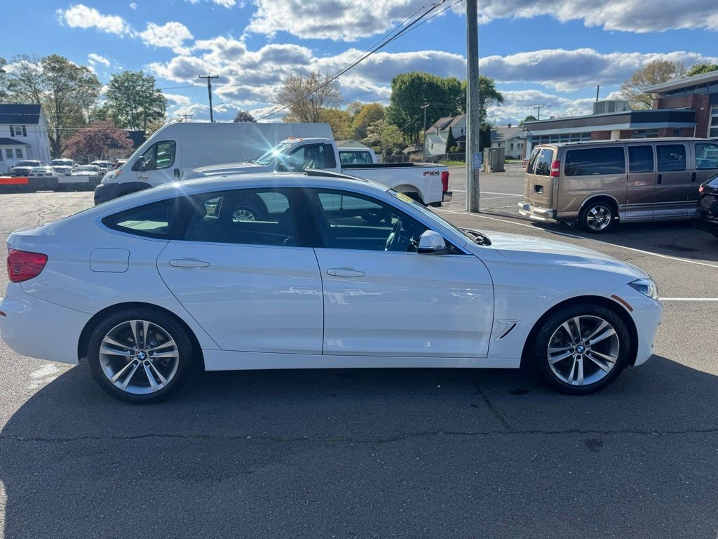 2017 BMW 3 Series view 4
