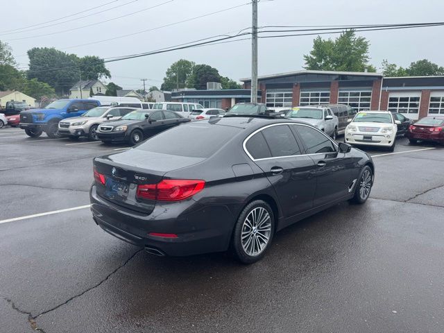 2017 BMW 5 Series view 4