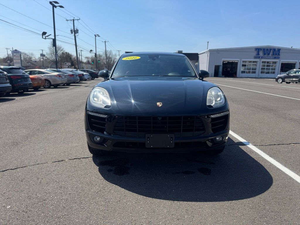 2016 Porsche Macan view 2