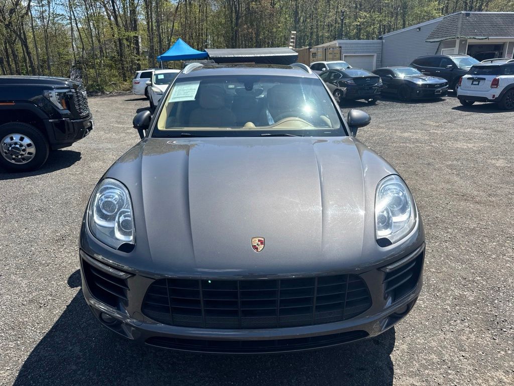 2016 Porsche Macan view 4