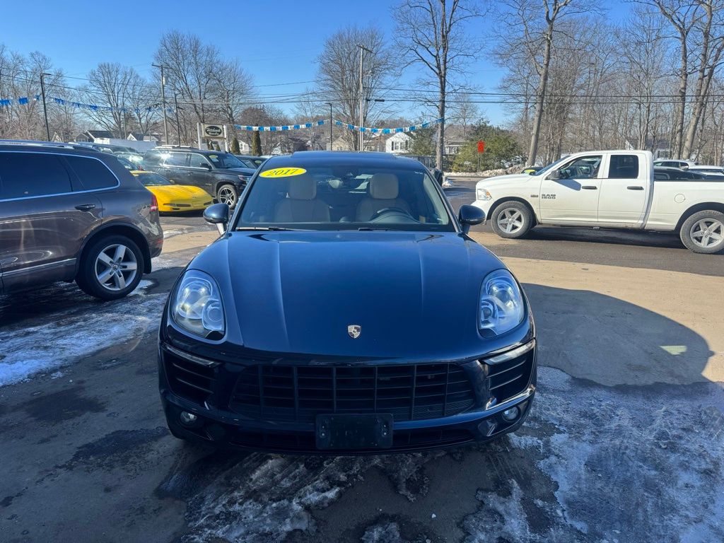 2017 Porsche Macan view 3