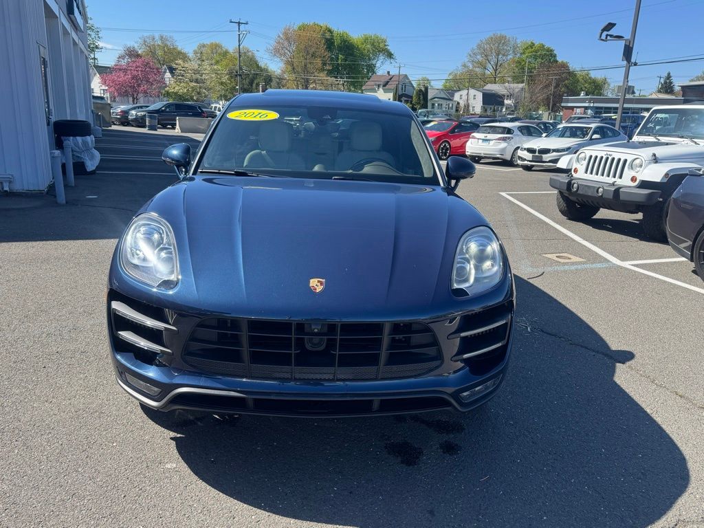 2016 Porsche Macan view 2