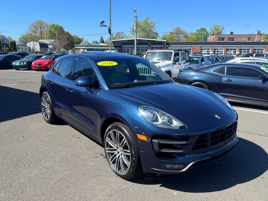 2016 Porsche Macan view 3