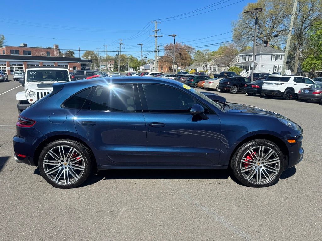2016 Porsche Macan view 4