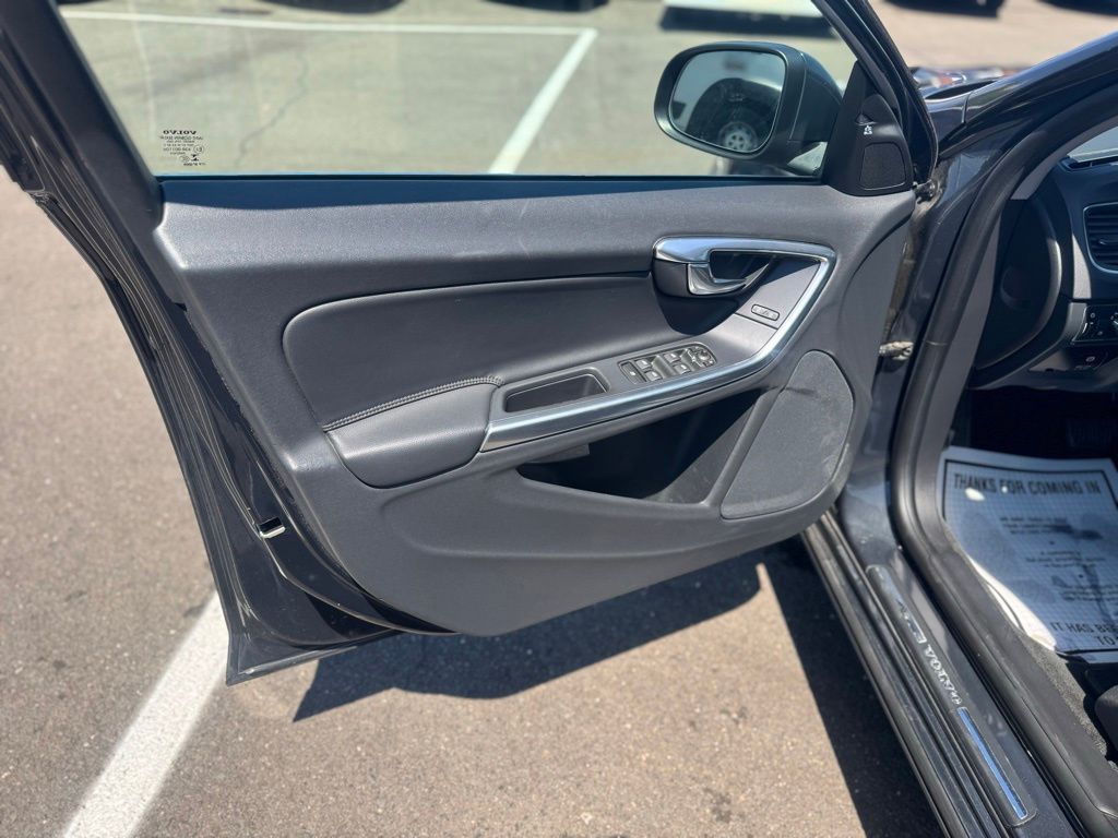 2015 Volvo S60 view 5