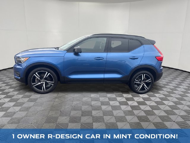 2021 Volvo XC40 view 3