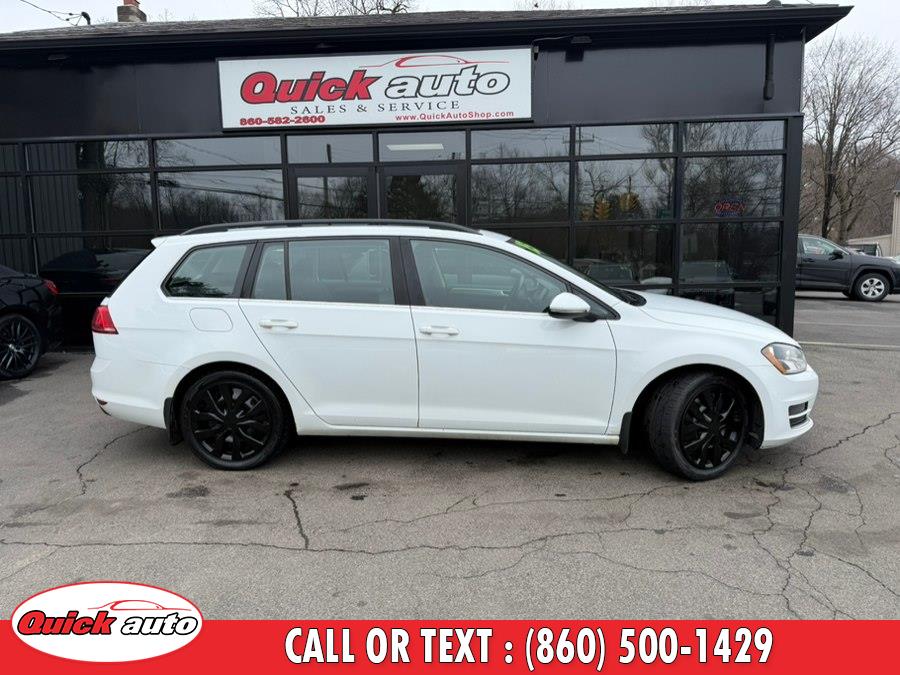 2015 Volkswagen Golf SportWagen view 3