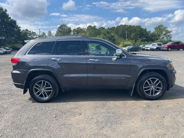 2017 Jeep Grand Cherokee view 4