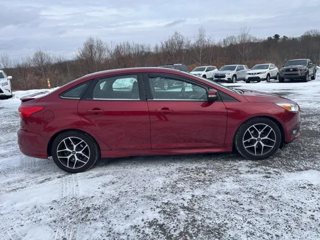 2016 Ford Focus view 4