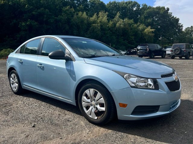 2012 Chevrolet Cruze view 3