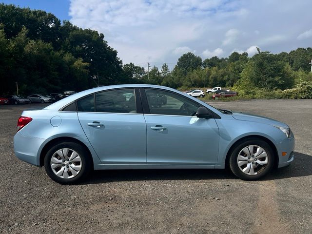 2012 Chevrolet Cruze view 4
