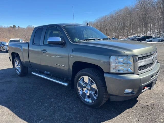 2011 Chevrolet Silverado 1500 view 3
