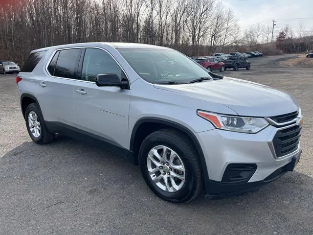 2020 Chevrolet Traverse view 3