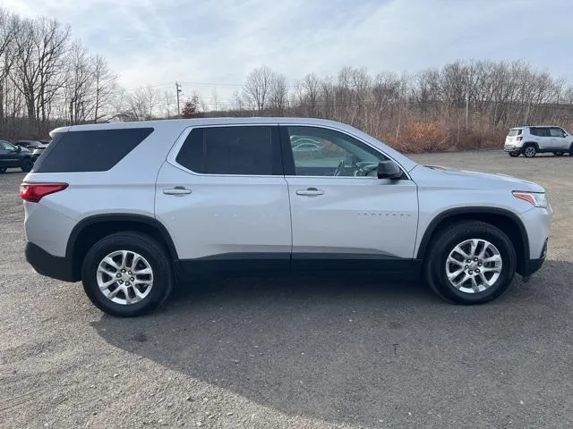 2020 Chevrolet Traverse view 4