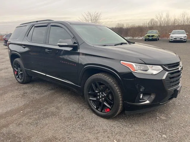 2020 Chevrolet Traverse view 3